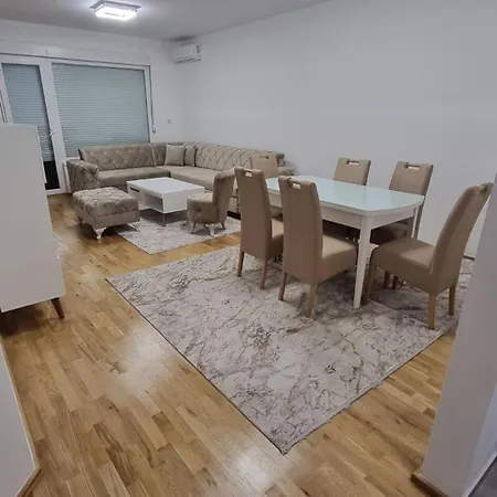 Pyramid Lux Apartman *